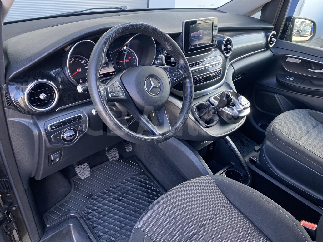 Mercedes-Benz V220